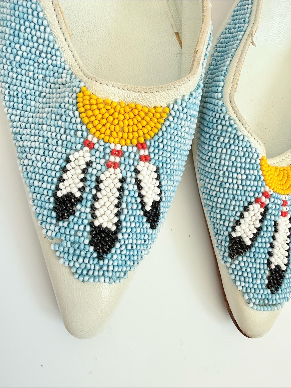 Vintage Manolo Blahnik Ivory Leather Beaded Dreamcatcher Kitten Heel Mules EU 38 - Picture 4 of 10